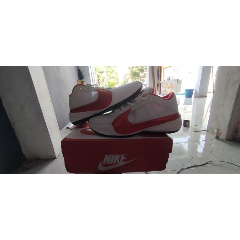 Nike Freak 5 White Red Flag