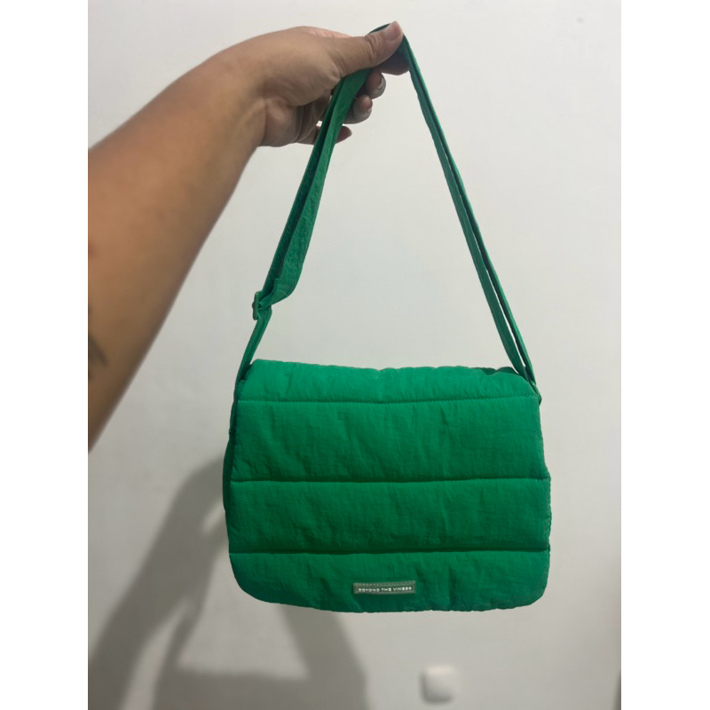 BTV beyond the vines Poofy Bag Green