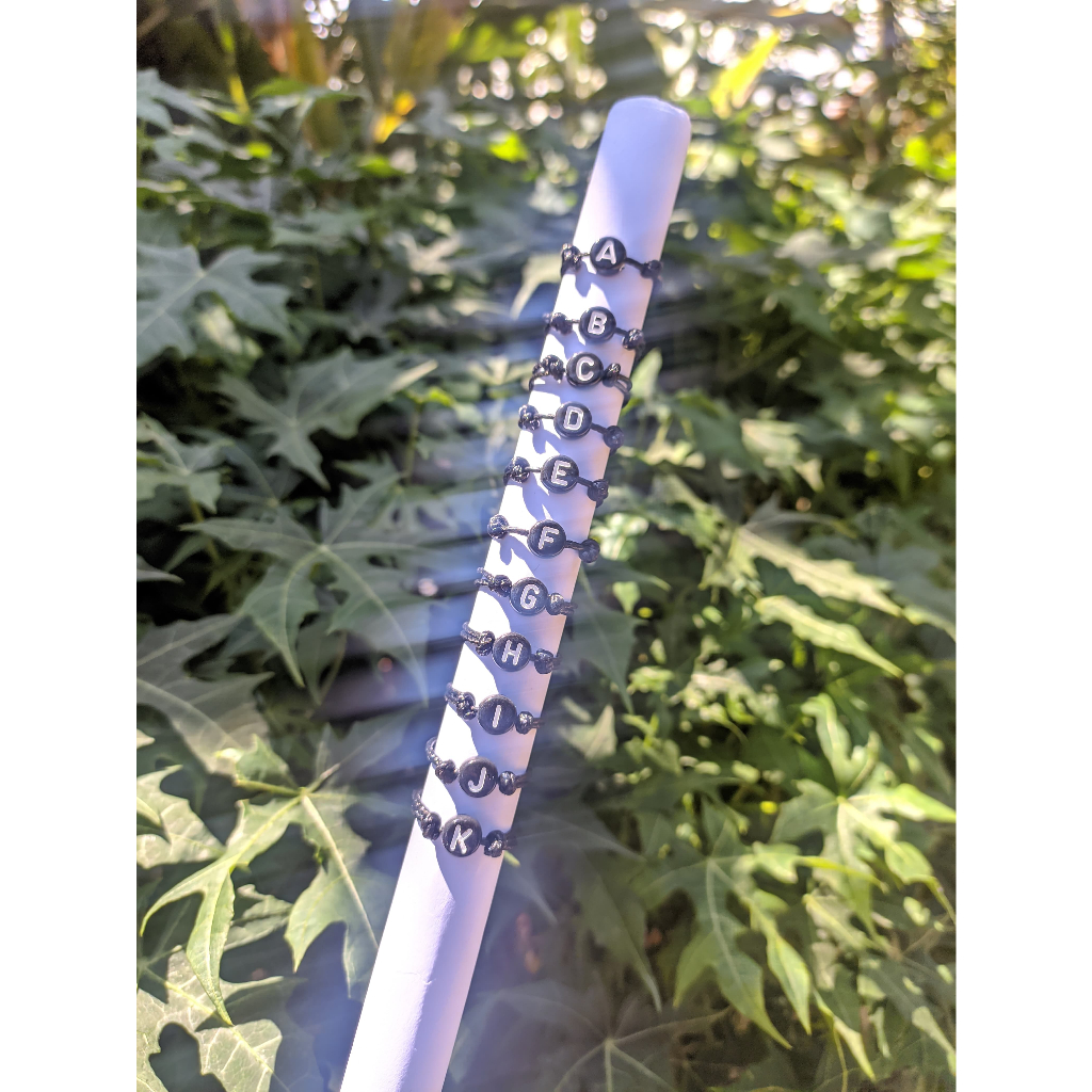 cincin hitam inisial huruf a-z warna hitam| cincin tali bisa diatur besar kecil seperti pada gambar