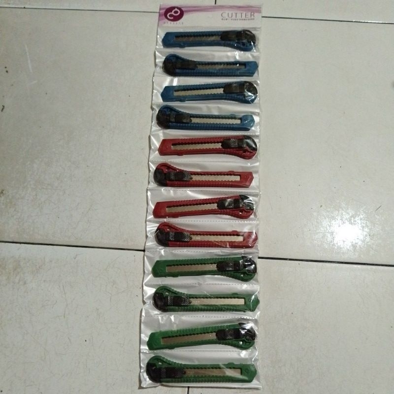 

Pisau Cutter Pemotong Besar ( 1 Lusin )