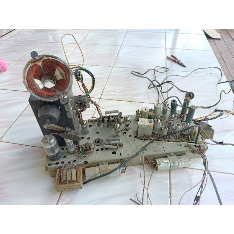 Mesin TV Tabung Elektron Antik Jadul 1965, kelengkapan seperti Poto. Mekanik Tipe Bigband Polytron