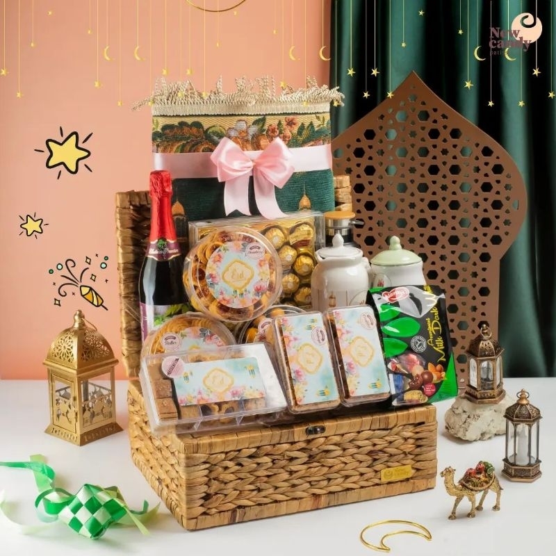 

Hampers mewah berisi peralatan sholat dan makanan sesuai request.