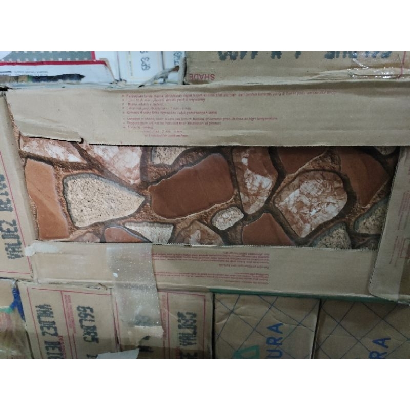 KERAMIK LANTAI 20X40 KASAR - KERAMIK DINDING 20X40-BATU ALAM COKLAT