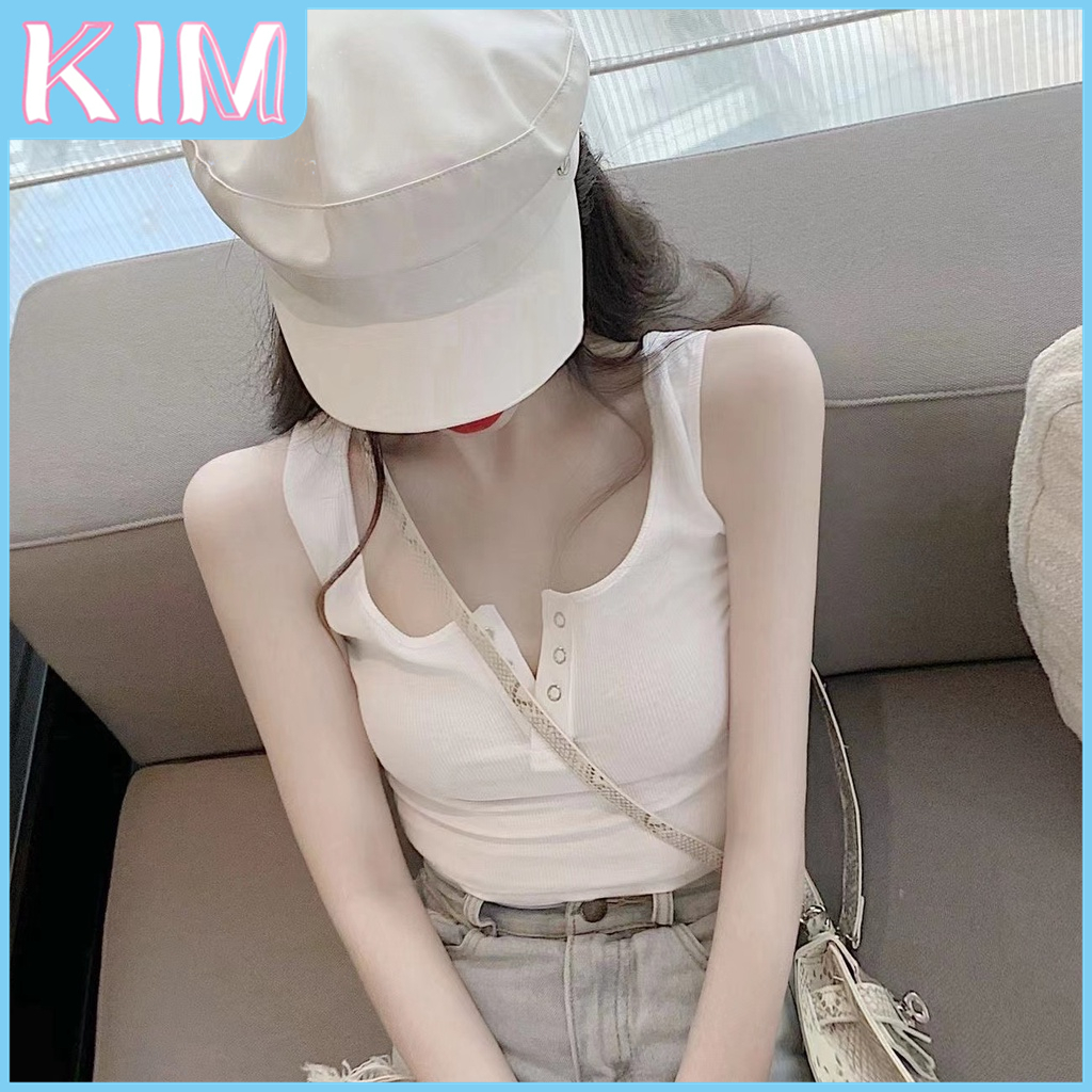 Kim Kepribadian seksi anak perempuan memperlihatkan kamisol pendek tanpa lengan pusar