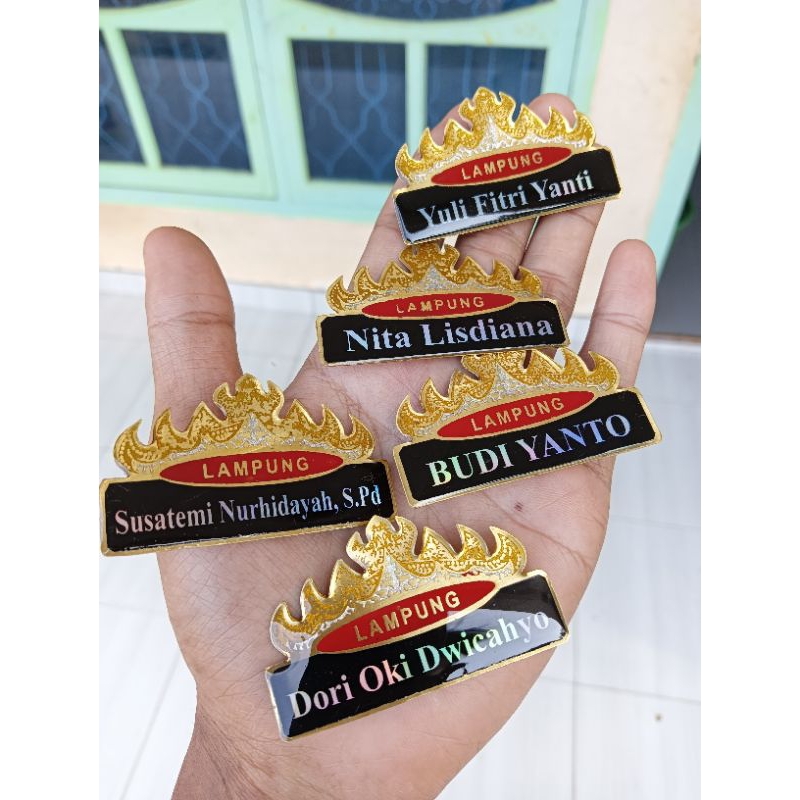 

Papan Nama Dada Siger / Nametag Siger Lampung sehari jadi