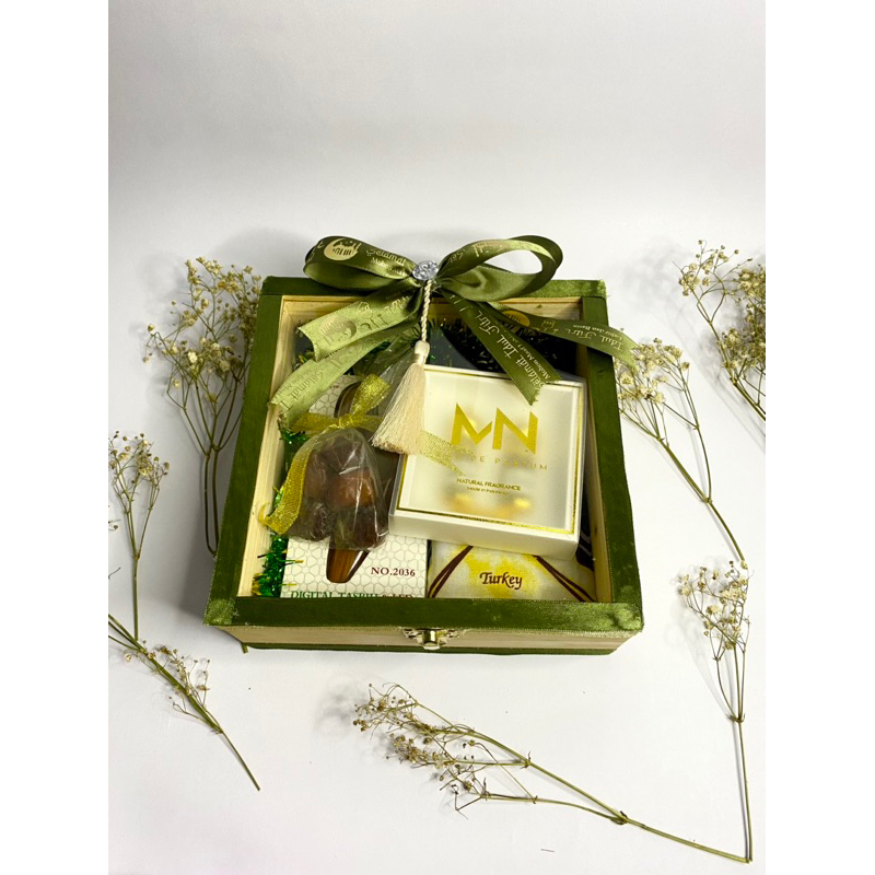 

HAMPERS LEBARAN KAYU DAN KACA DENGAN RANTAI (PREMIUM)