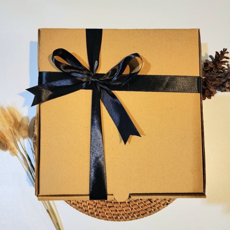 

box hampers/box kado/kardus hampers polos- size 24x24x7 cm
