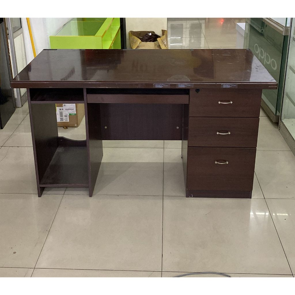 MEJA KANTOR MEREK INFORMA BAHAN KAYU MULUS UKURAN 137X68X77 SECOND SEKEN BEKAS