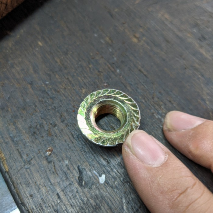 MUR FLANGE KUNING M10 KUNCI 17 FLANGE NUT M10 MURNYA BAUT MUR Baut Atau Mur Drat 1.0 Payung - 17