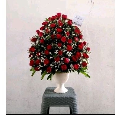 Rangkaian bunga meja vas keramik bunga mawar