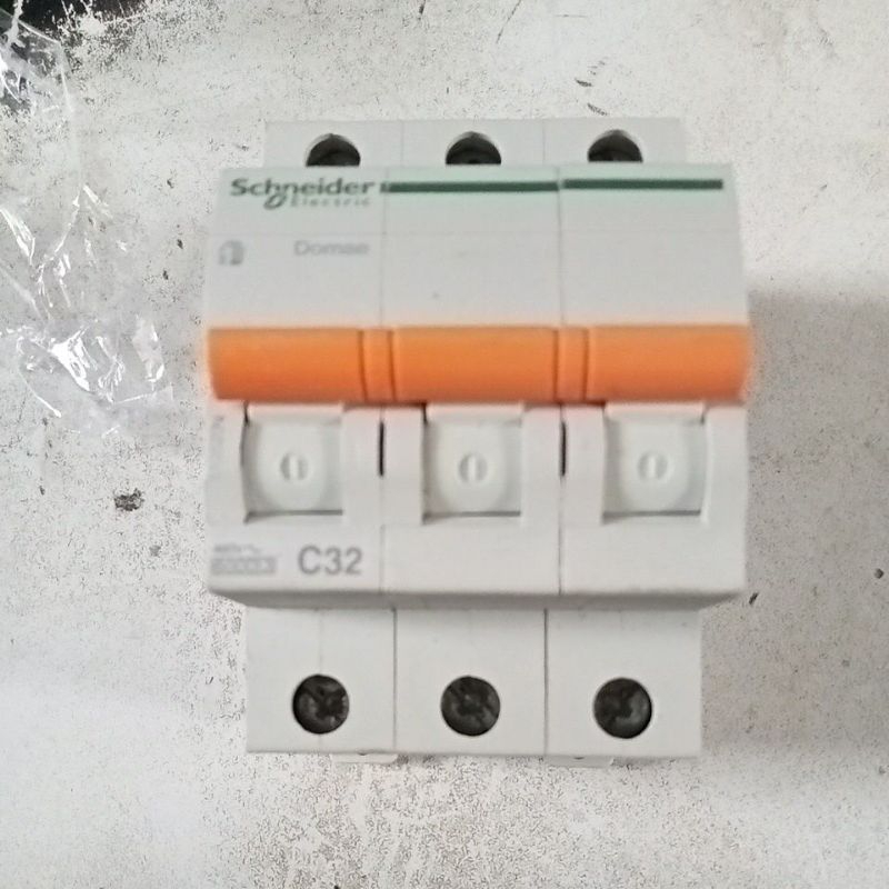 mcb  domae Oren 32amper khusus listrik 3phase barang original