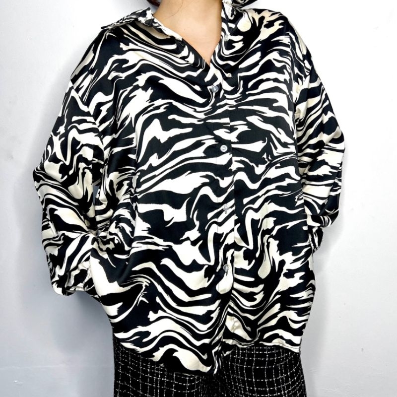 Kemeja Satin Silk Motif Zebra Hnm