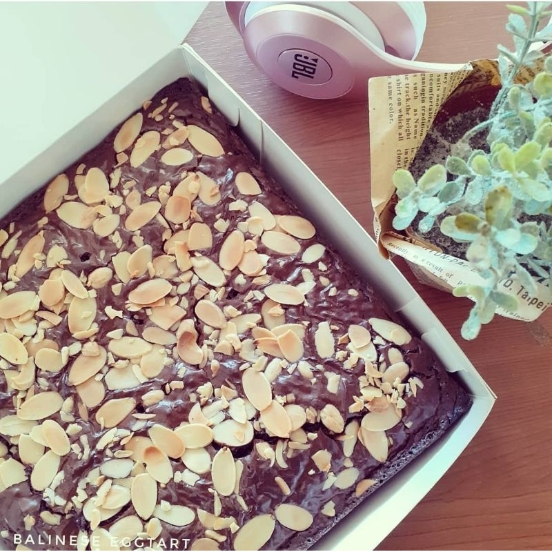 

Almond Brownies | Fudgy Brownies | Brownies Denpasar | Oleh-oleh Bali