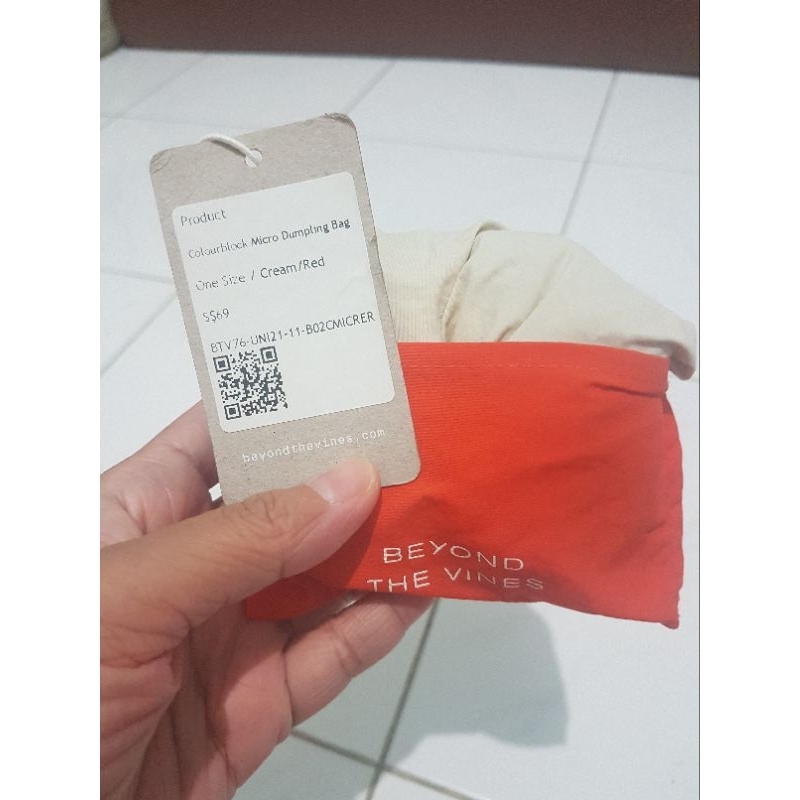 Beyond the Vines - Micro Dumpling Bag Colorblock Cream Red ( preloved )