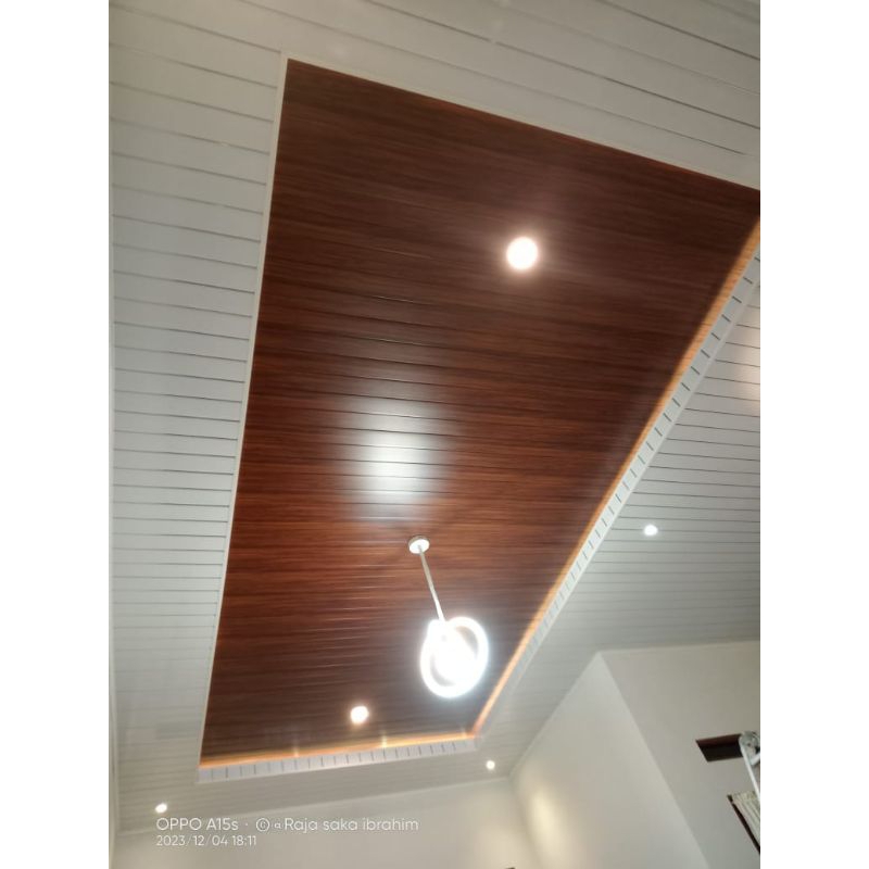 Plafon PVC kombinasi coklat putih