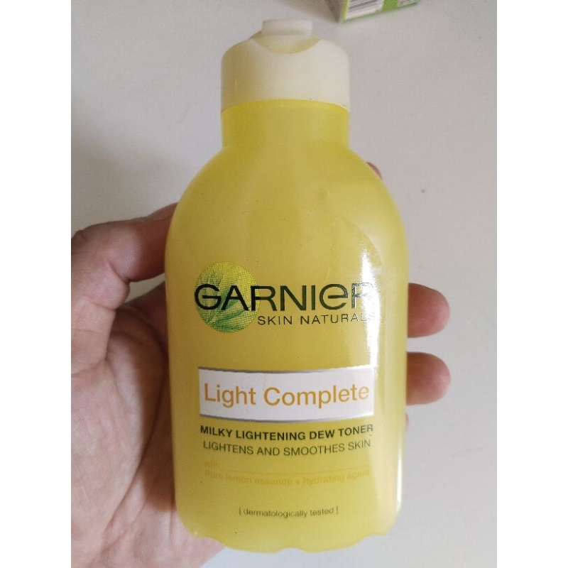 garnier light complete milky lightening dew toner lightening and smoothes skin 150ml