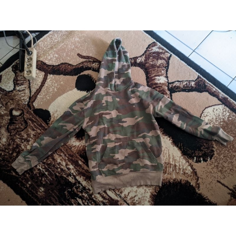 hoodie pull and bear camo polos