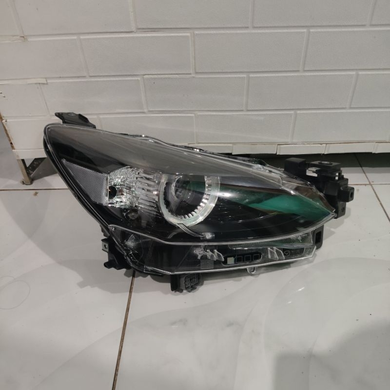head lamp lampu depan Mazda 2 skyactive 2021 2022 kanan original