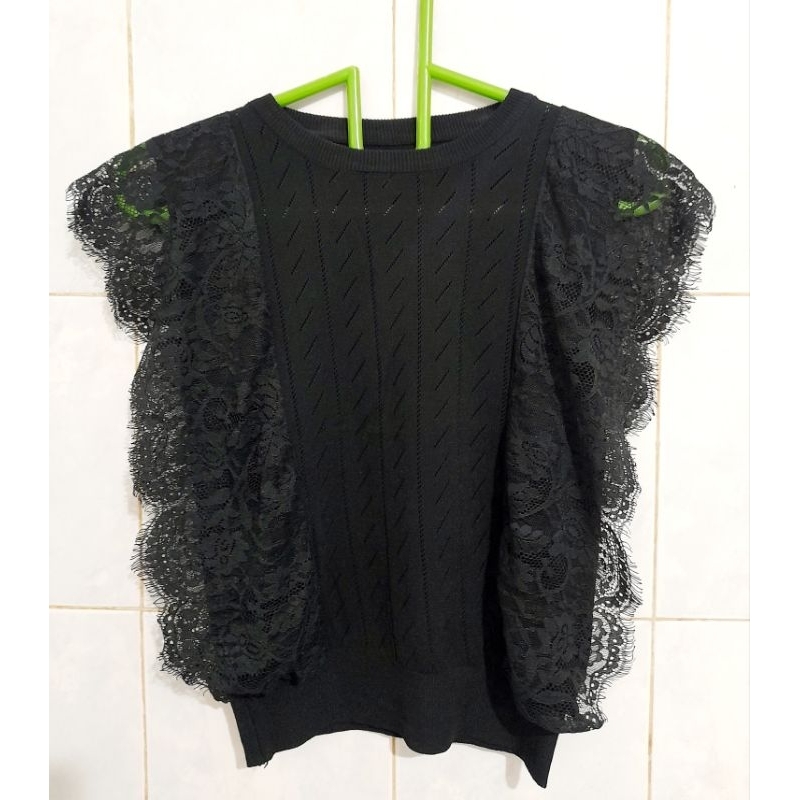 Blouse rajut hitam renda