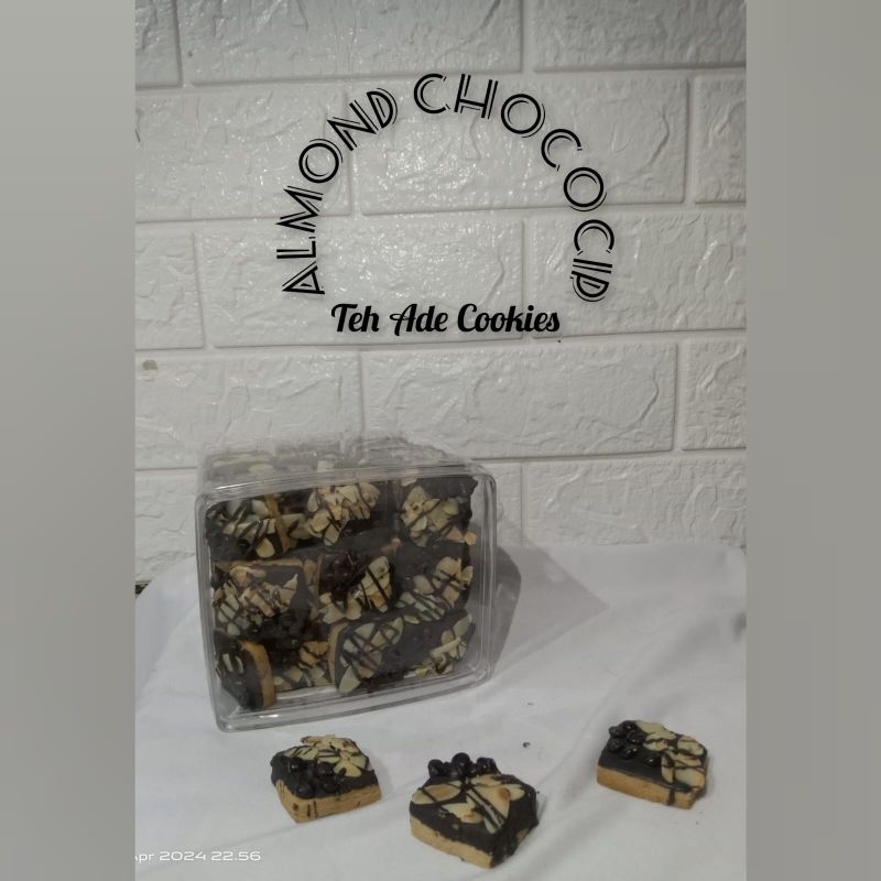 

kue lebaran premium | kue kering premium | kue coklat almond | kue almond chococip | kue chococip | kue almond