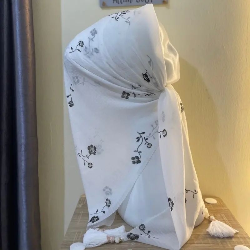 Kerudung Segi Empat Motif Bunga Mawar