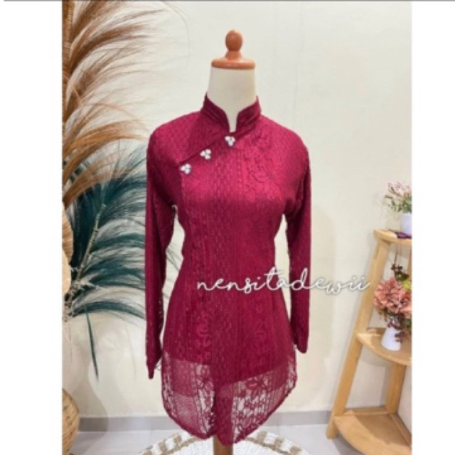 Kebaya Janggan Jeng Yah Gadis Kretek Bahan Brukat Warna Maroon