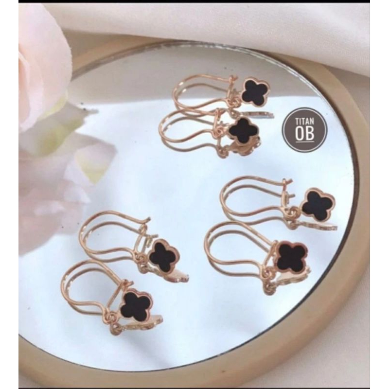 Titanium anting clover jepit mata hitam