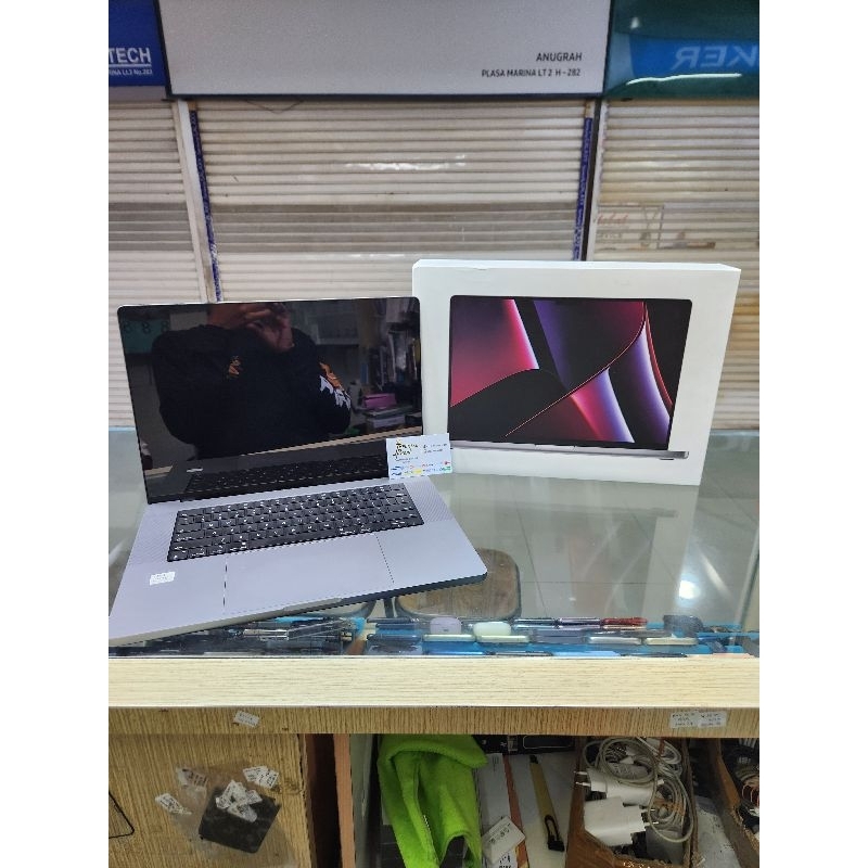 macbook pro M2 max 2023 16" 32/1TB GPU 38 resmi second