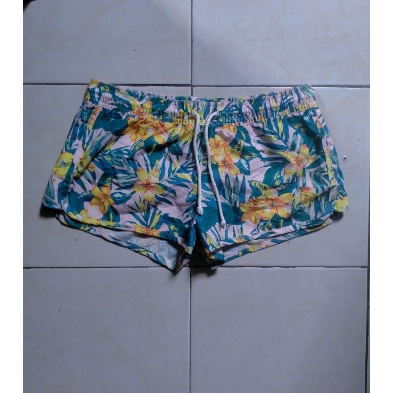 celana pendek Giordano (seperti baru)