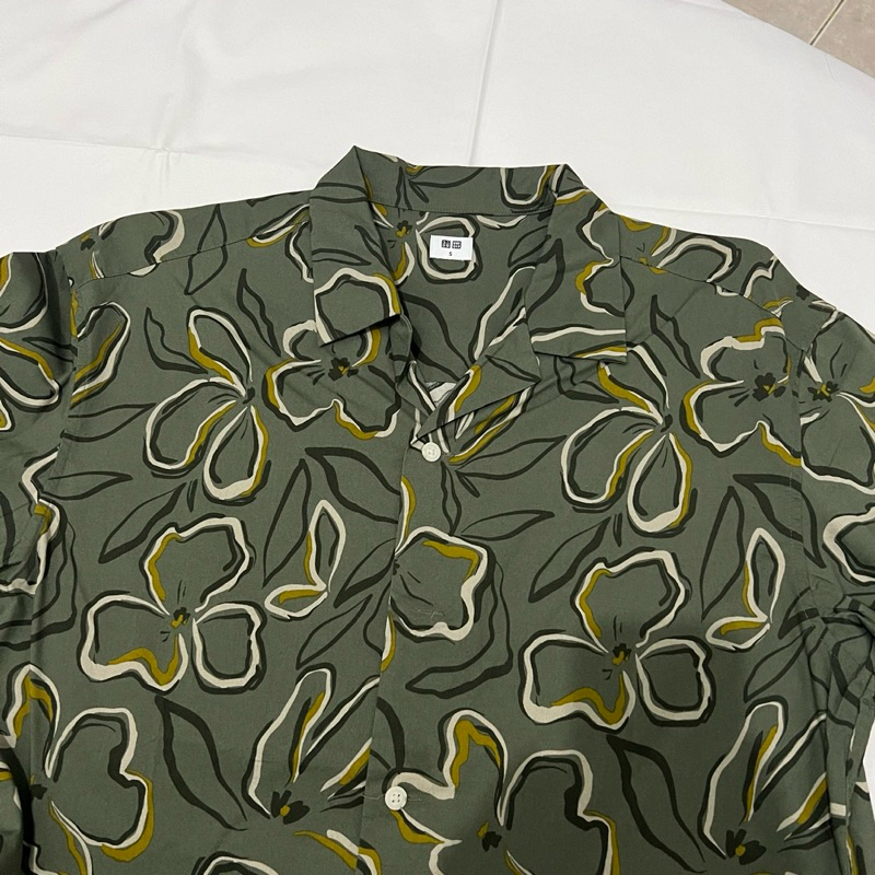 PRELOVED KEMEJA UNIQLO FLOWER PANTAI