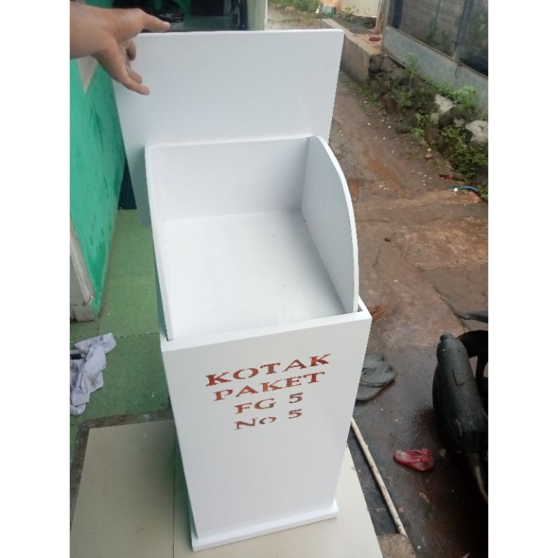 kotak paket depan rumah