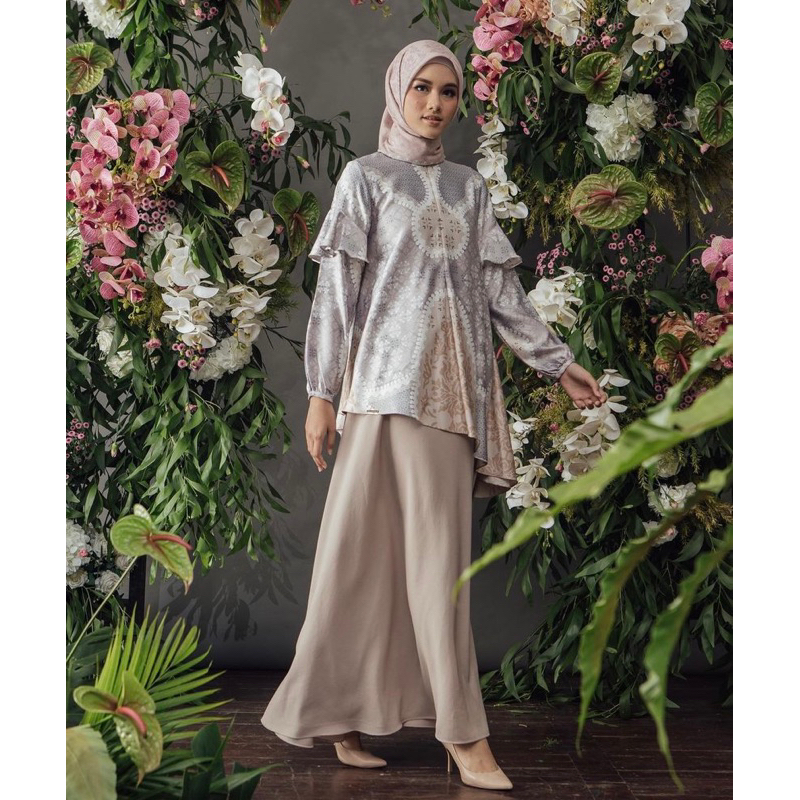 Preloved Wearing Klamby Anggrek blouse, cattleya size xl