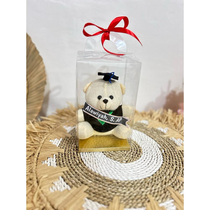 Mika Boneka Wisuda