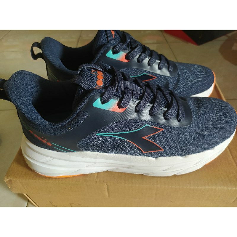 diadora holila size 40