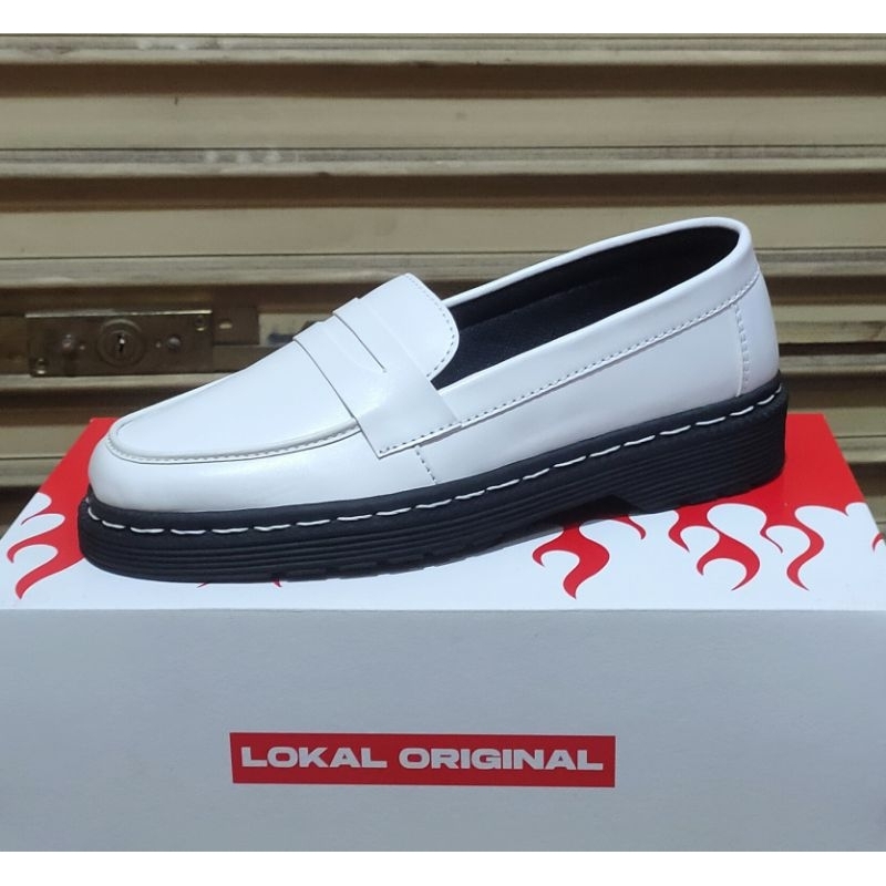 Sepatu Pansus Slip On Kulit Sintetis Slop Putih Pria Casual Moccasin