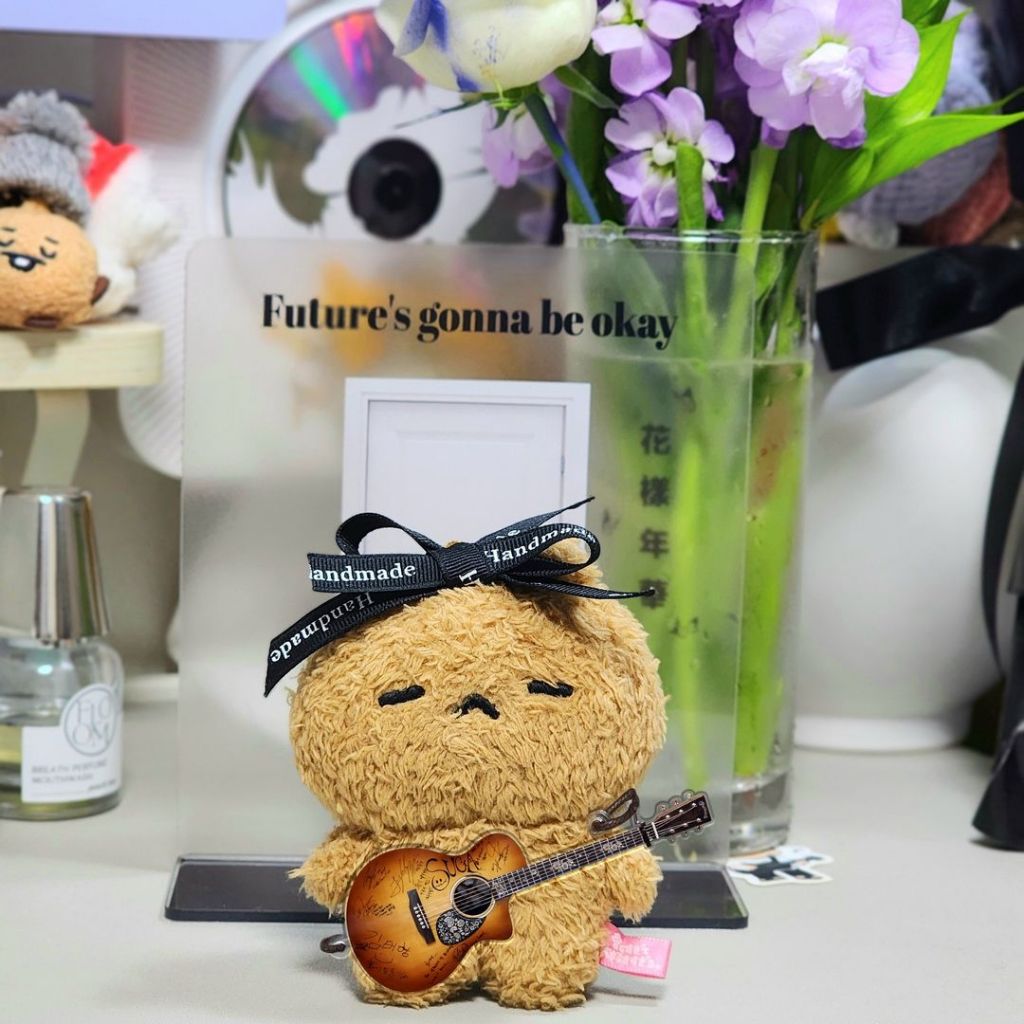 [READY STOCK] BTS SUGA ACRYLIC GUITAR KEYRING STANDEE FANMADE