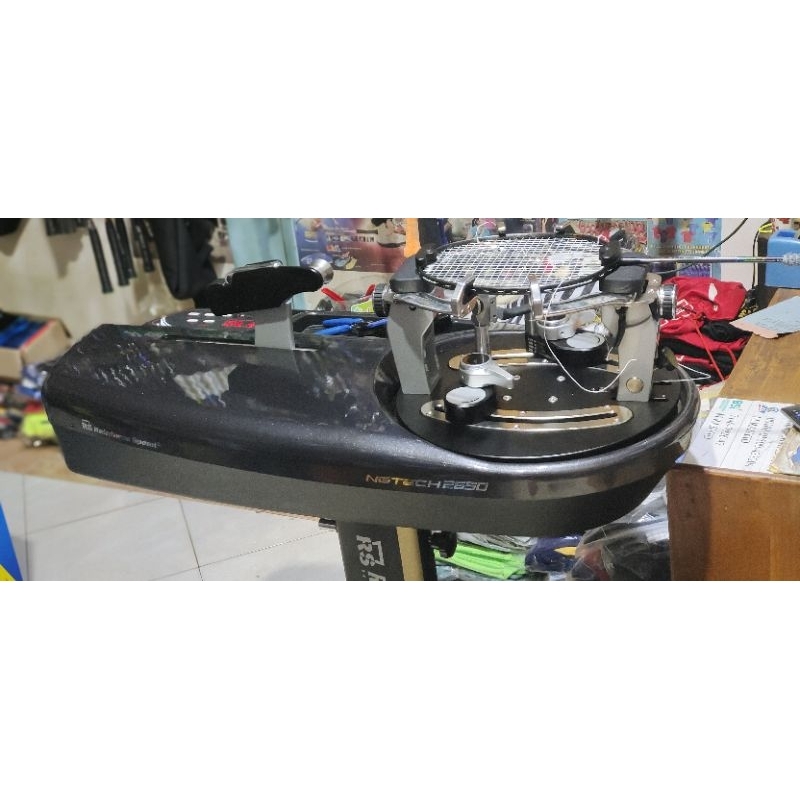 jasa pasang senar raket,,pakai mesin digital...