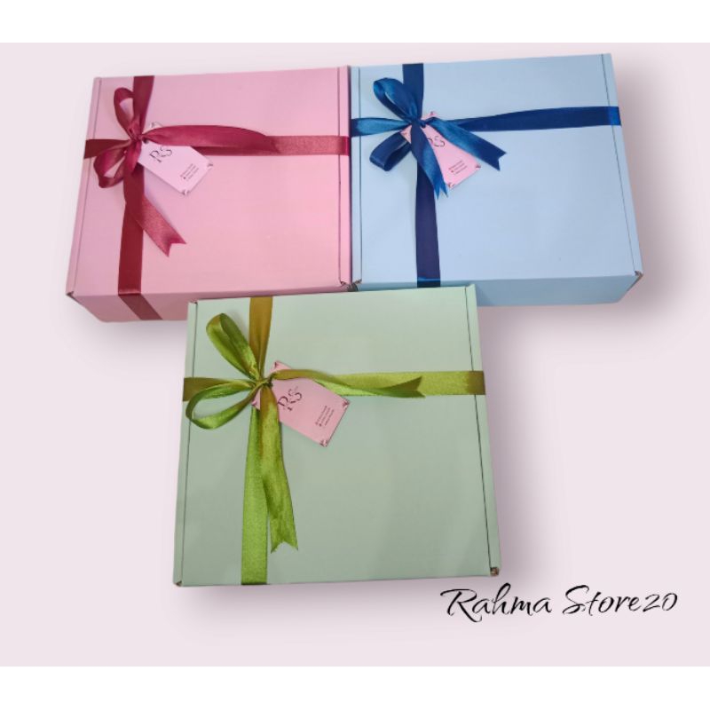 

Box DC LS (24 x 24 x 7 cm) FREE PITA (Box/Karton/Polos/Kardus/Hampers/Baju/KemasanPizza/Packing/Hijab/Box/Dus