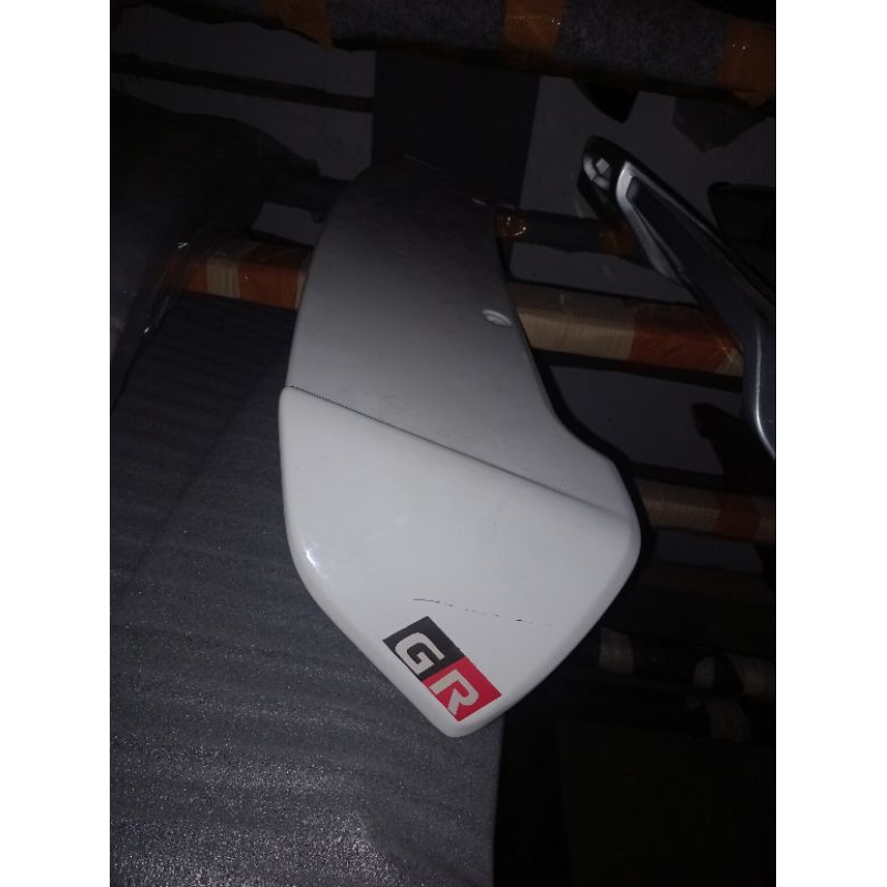Spoiler Agya 2023 model tempelan GR Sport dengan Lampu LED