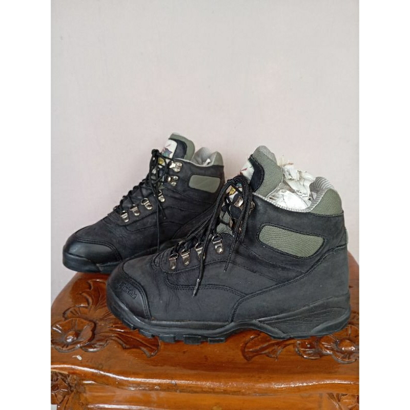 Raichle size 44 insole 28cm sepatu gunung, sepatu outdoor, sepatu hiking, sepatu trekking, boots fas