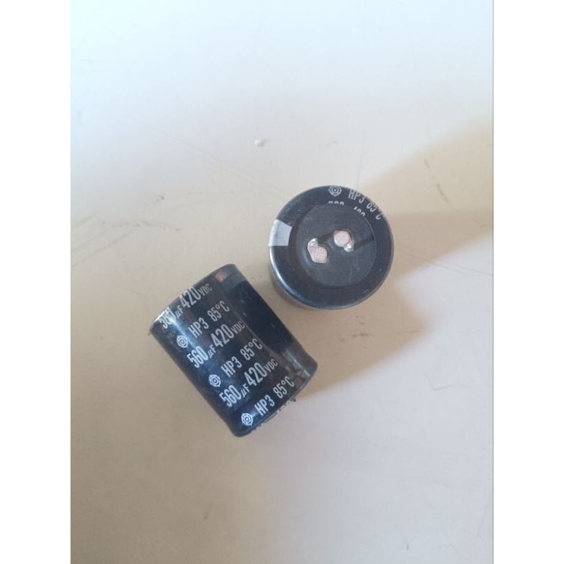 ELCO 420V 560UF. TINGGI 4,5CM LEBAR 3,5CM