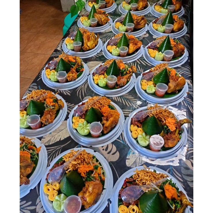 

paket nasi tumpeng mini dan bento karakter gratis stikerkartu ucapan halal dan murah