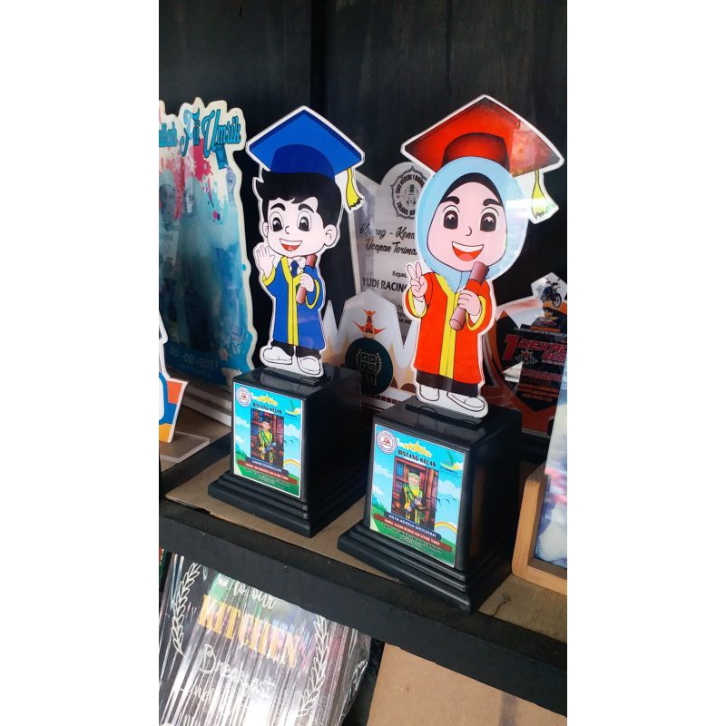 PLAKAT WISUDA TK TROPY WISUDA ANAK SEKOLAH PLAKAT AKRILIK PLAKAT PENGHARGAAN PIALA JUARA PIALA PREST