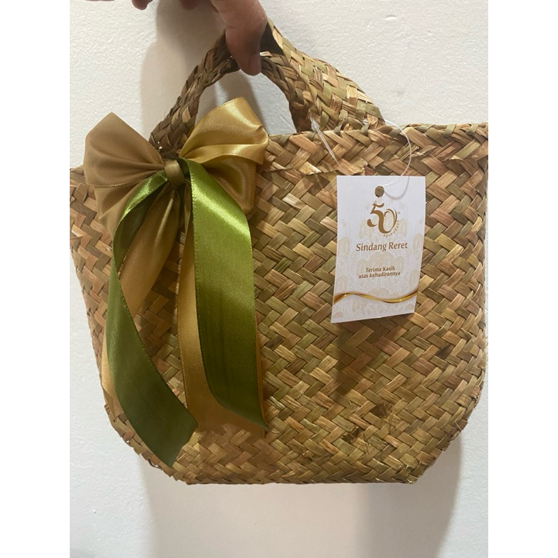 

Tas Hampers, Goodie Bag, Bingkisan, Purun Anyaman, Parsel, Parcel, Ultah, Ulang Tahun, Hantaran, Lebaran, Idul Fitri, Eid Mubarak, Ied, Hari Raya, Oleh-Oleh, Seagras Bag, Straw, Anyaman, Kerajinan, Akikah, 7 Bulanan, Mitoni, Siraman, Syukuran, Tasyakuran
