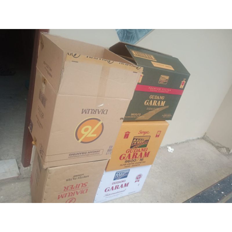 

Kardus bekas bungkus rokok