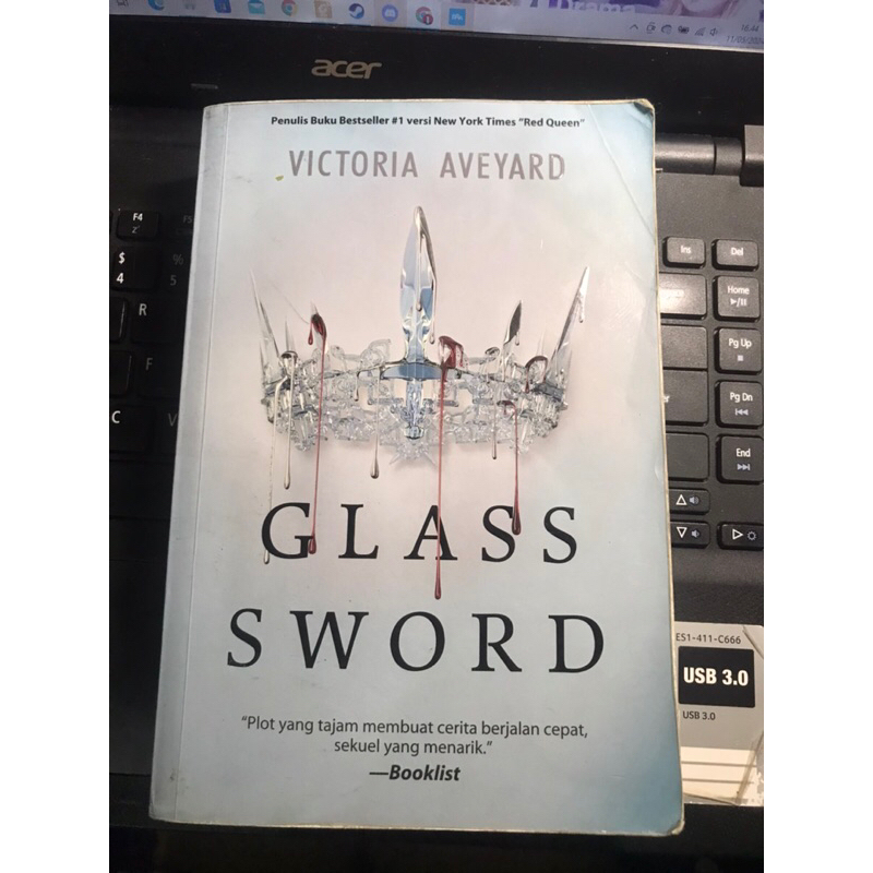 Preloved Novel Glass Sword