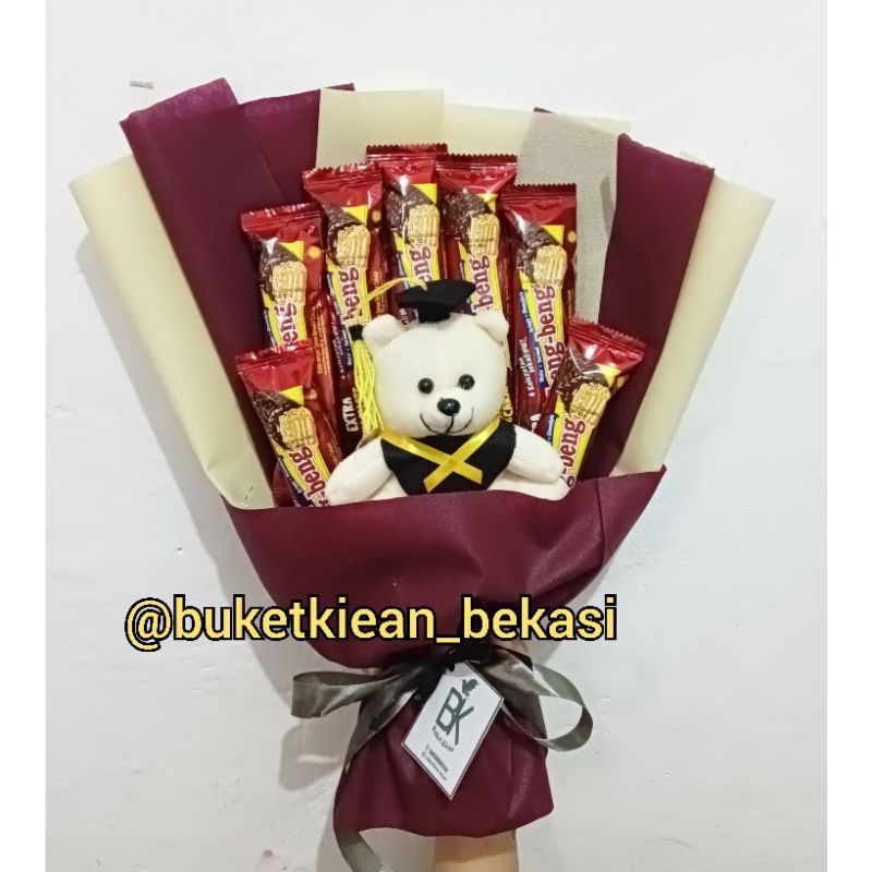 

buket snack beng beng / buket wisuda / buket beng beng boneka / buket boneka ulang tahun / buket coklat / hadiah wisuda / buket pink