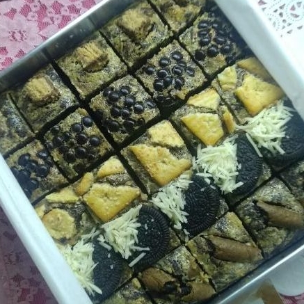 

GOGOWA FANCY BROWNIES/BLONDIES Sekat 20x20 Dark Choco/White Choco Premium Fudgy Brownie