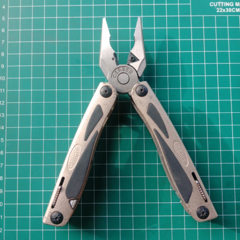 Gerber Deluxe Legend 800 Multitool With Fiskars Scissors and Hack Saw