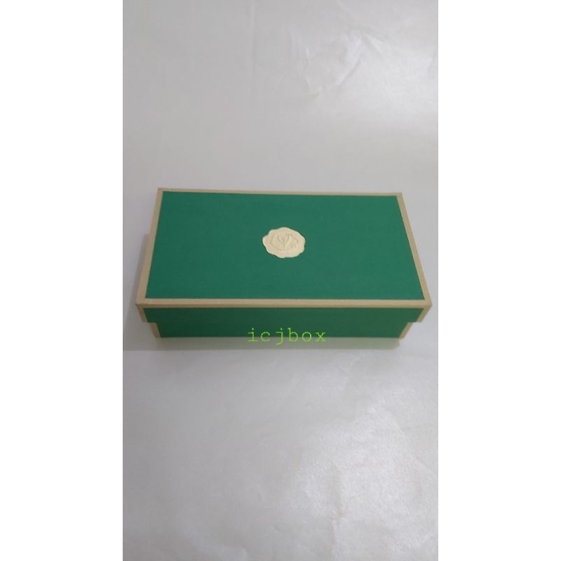 

Box Asteria tepi keliling emas warna hijau,alas dan tutup terpisah